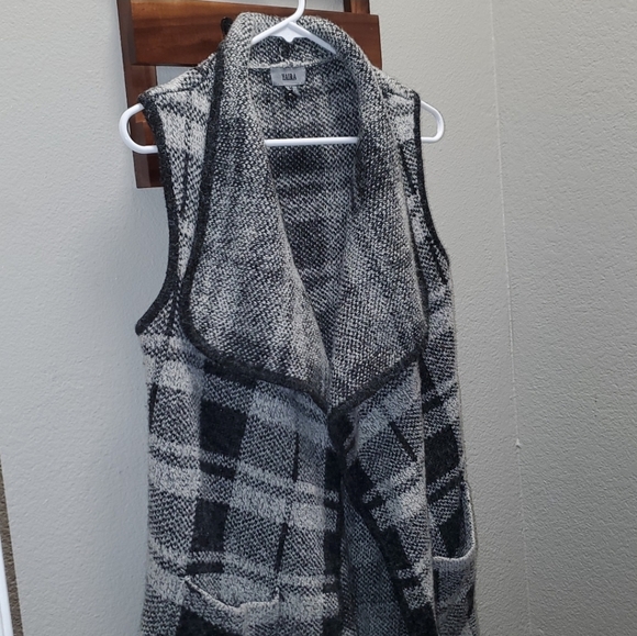 🚨FINAL SALE🚨 Beautiful Sleeveless Cardigan - Picture 2 of 4